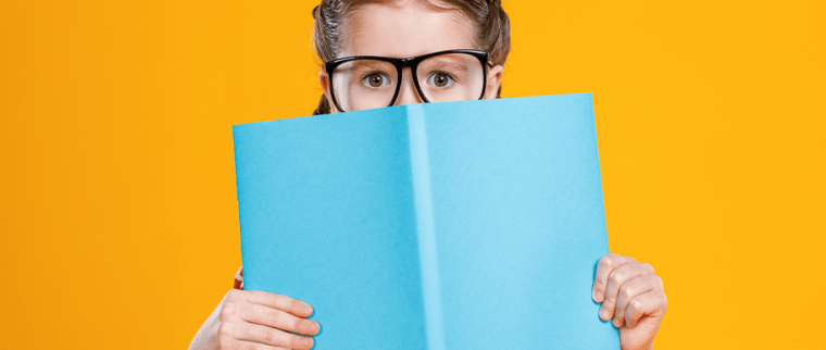 Enfant timide derriere son cahier